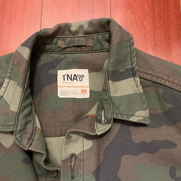 EUC Aritzia TNA Redmond Camo Jacket - xsmall - Picture 3 of 3